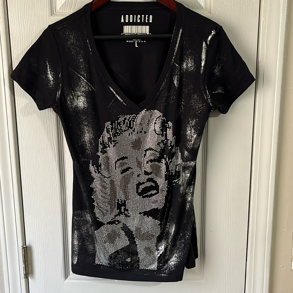 Addicted Marilyn Monroe V-Neck Tee - size Large.